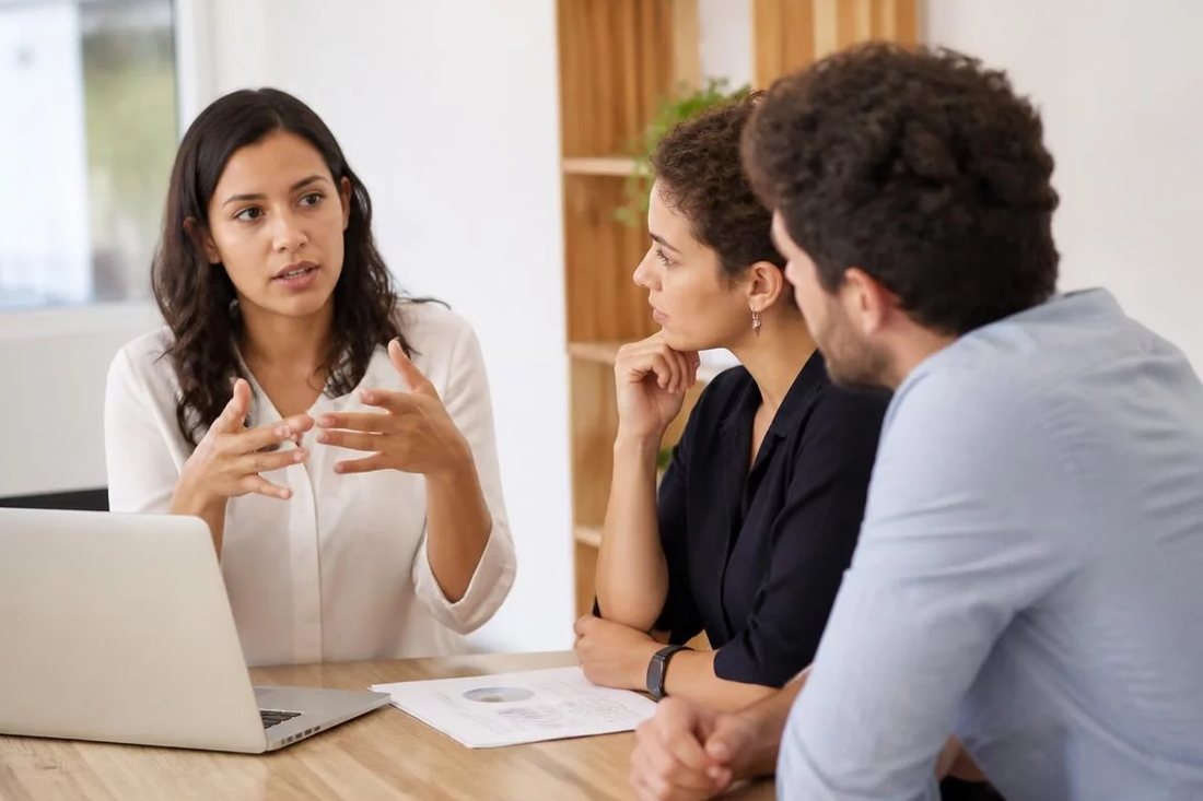 Participante falando em pé enquanto o restante da turma acompanha sentado